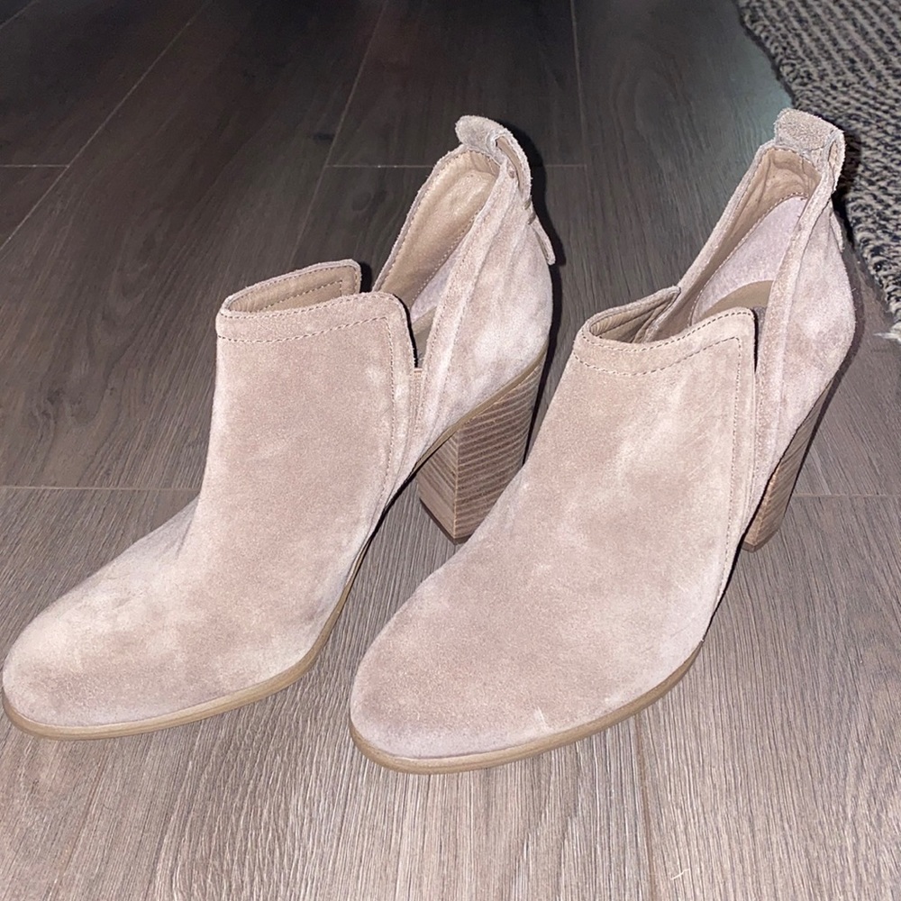 Vince camuto booties 9.5
